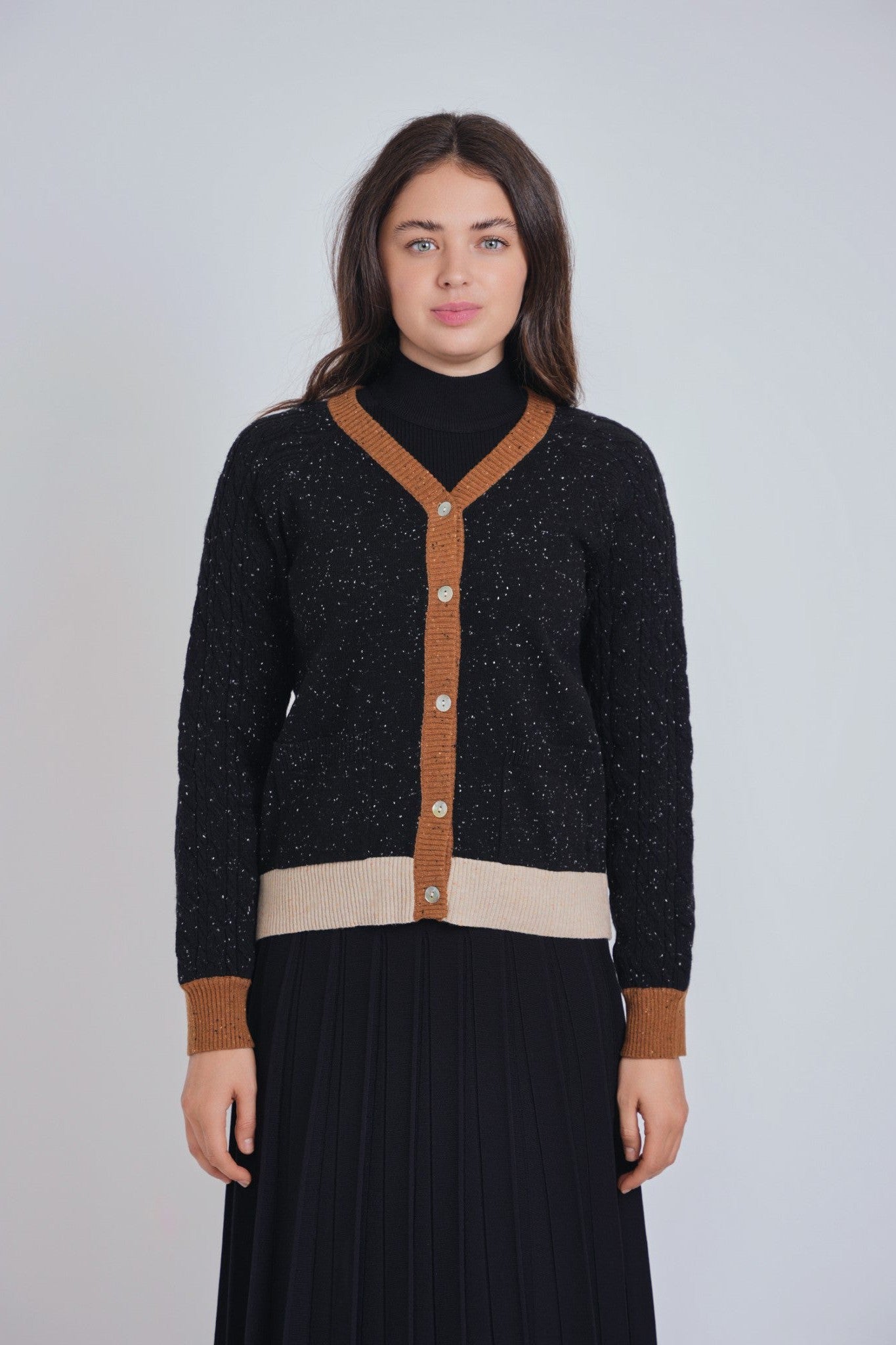 SPOTTED KNIT V NECK CARDIGAN סוודר