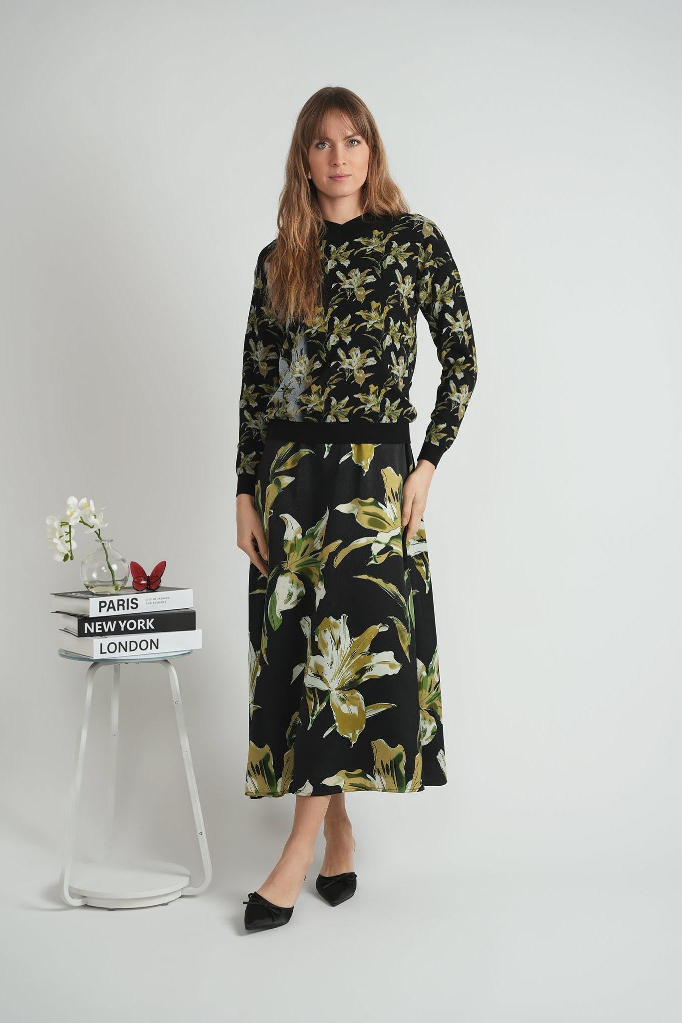 LADIES CREW NECK FLORAL EMBROIDERY SWEATER