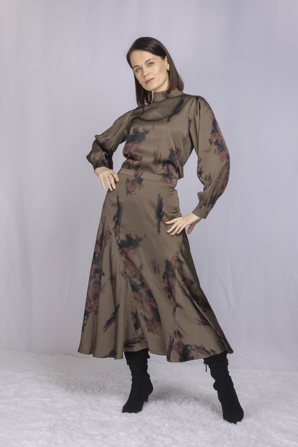 IVE 26745 matching satin print mock neck top