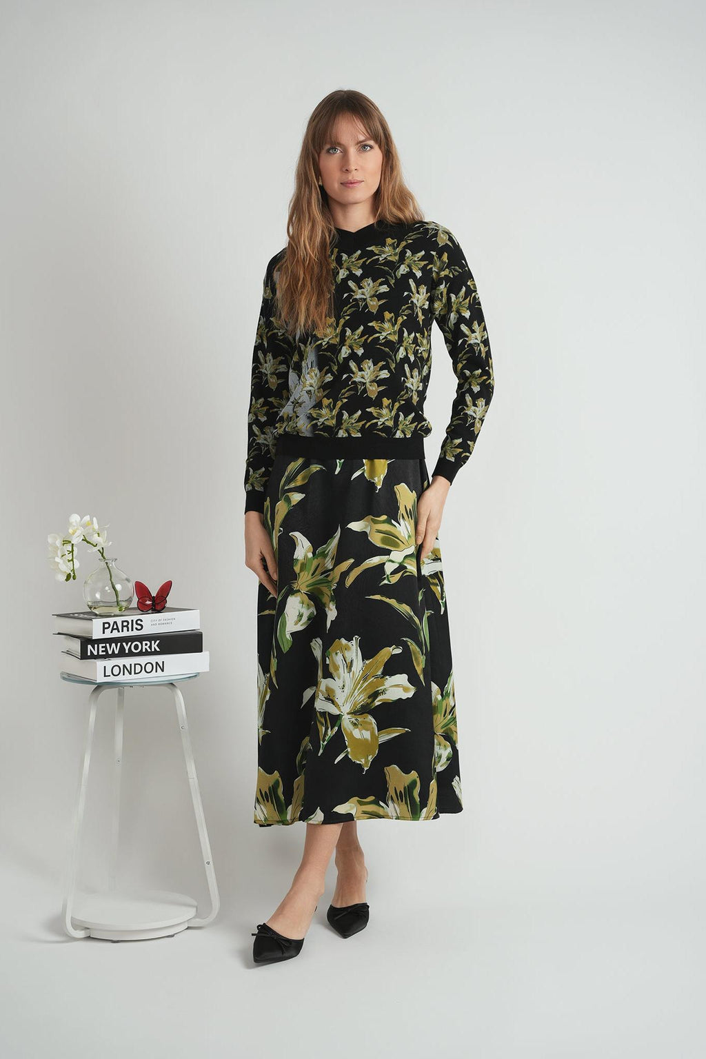LADIES CREW NECK FLORAL EMBROIDERY SWEATER